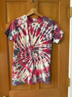 Red and Black Handmade Tie-Dye Spiral Short Sleeve Tee Shirt Size Medium Unisex